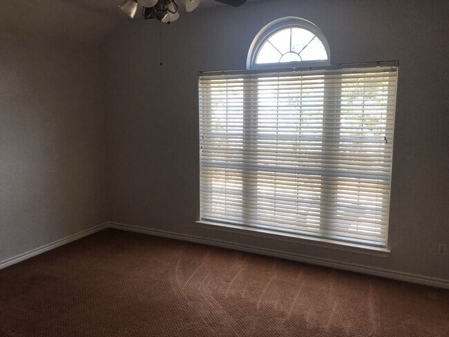 Building Photo - 5 Bedrooms in Richardson!