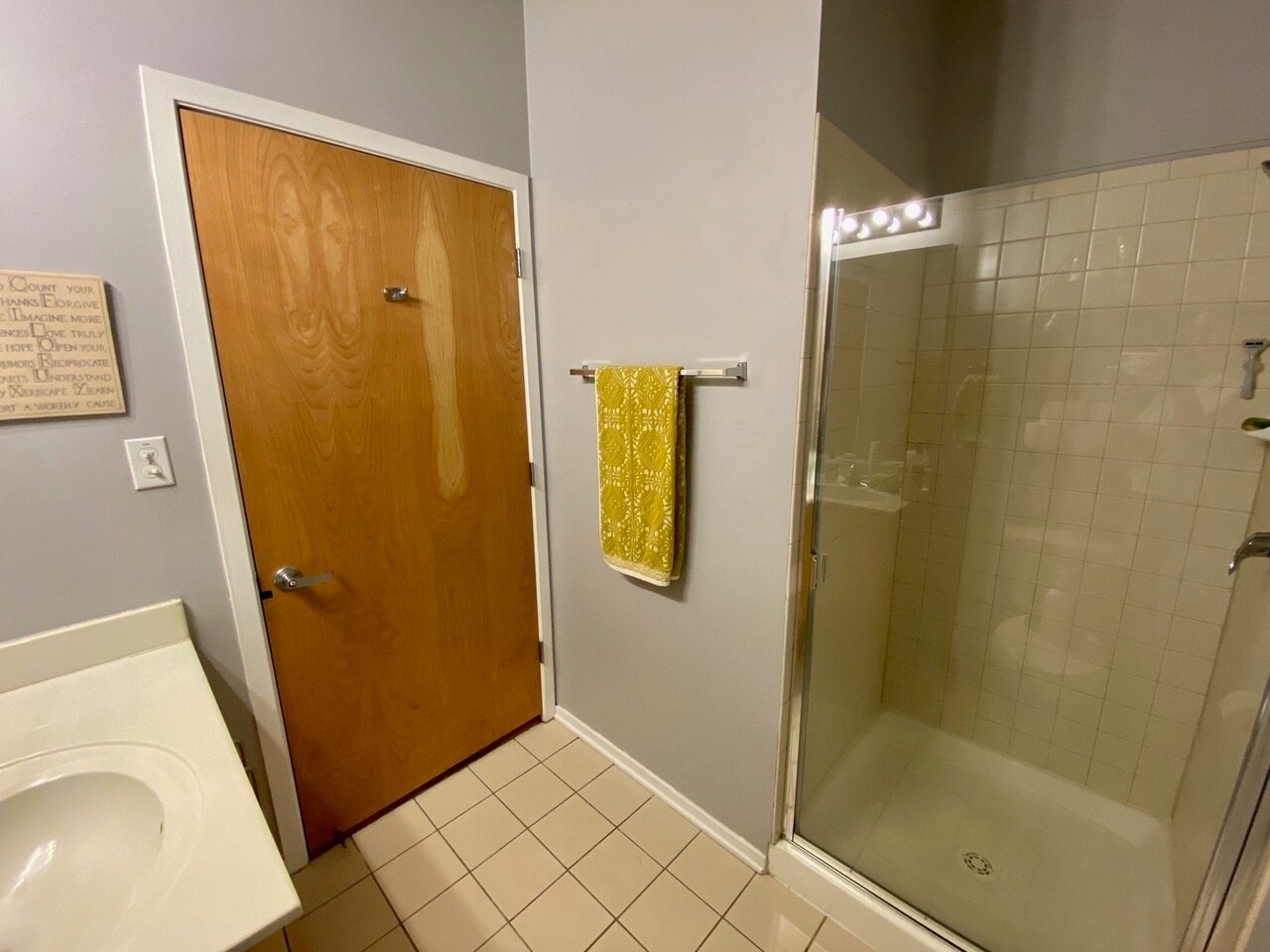 Building Photo - 700 W Van Buren St