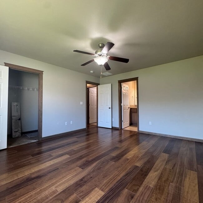 Building Photo - Modern 3 bed 2 bath unit in quiet neighbor...