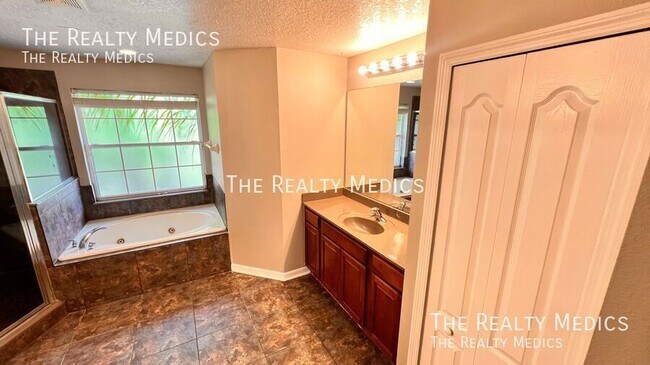 Building Photo - 12811 Moss Park Ridge Dr