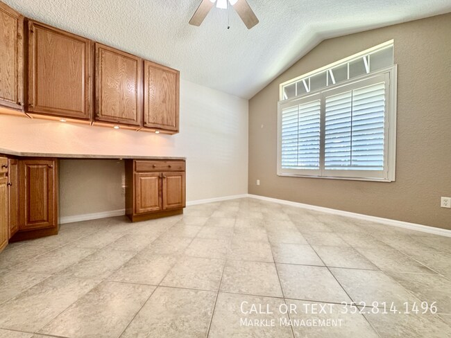 Building Photo - 487 Thistledown Way