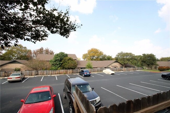 Building Photo - 1015 E Yager Ln