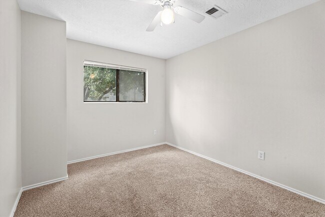 Building Photo - 16015 Southampton Dr