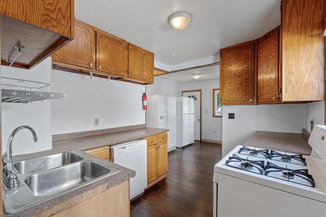 Building Photo - SPACIOUS 4BD/2BA House in the heart of Como near U of M! Avail. 9/1/26!