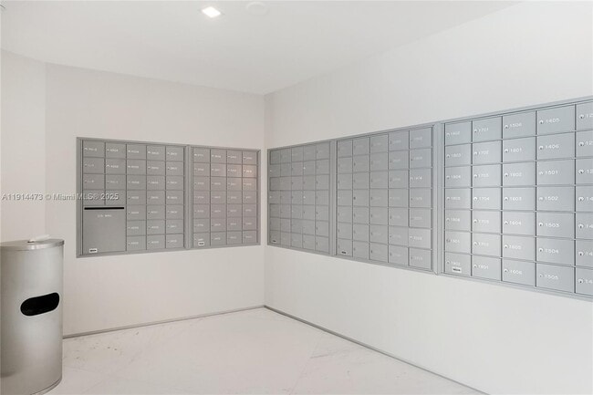 Building Photo - 300 South Pointe Dr