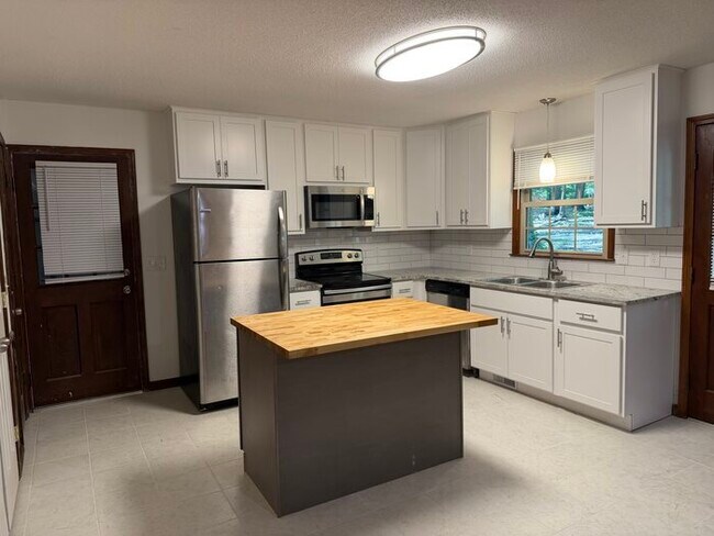 Building Photo - 144 Fern Forest Dr