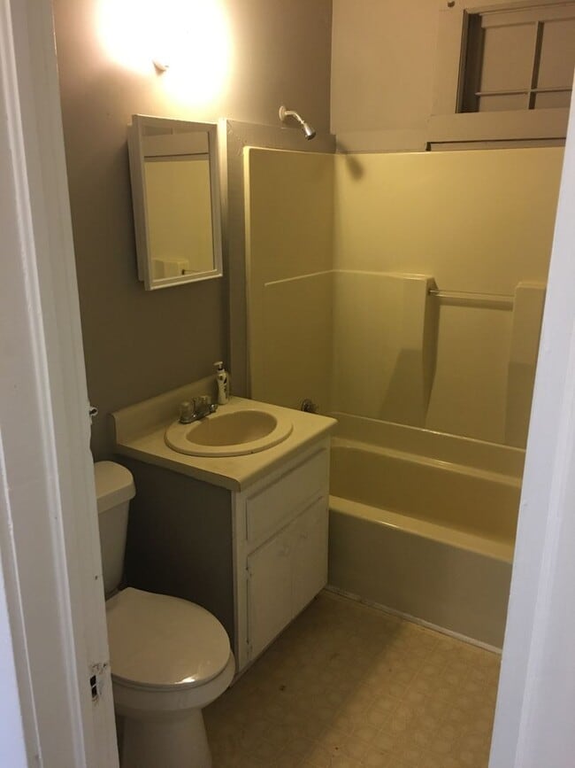 Building Photo - 2/1 House in Celanese $1095