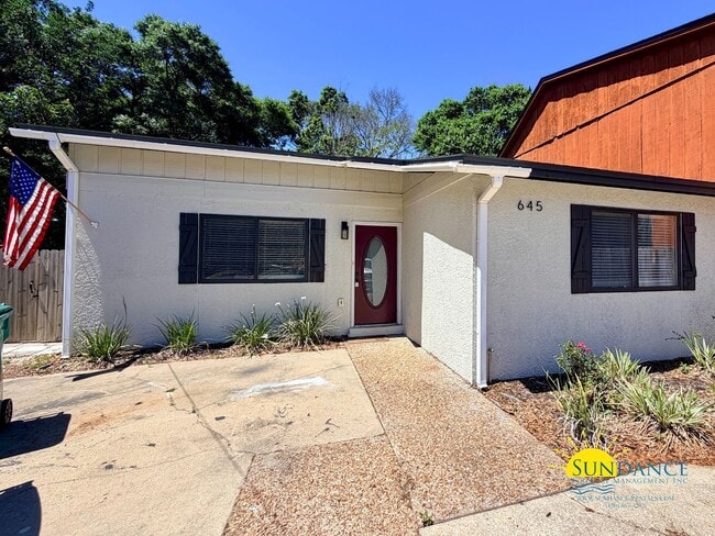 Building Photo - Fully Renovated Cul-de-sac Corner Lot Home in Fort Walton Beach!