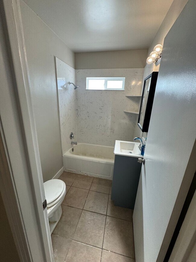 Building Photo - BEAUTIFUL UPDATED DUPLEX 2 BED & ONE BATH!