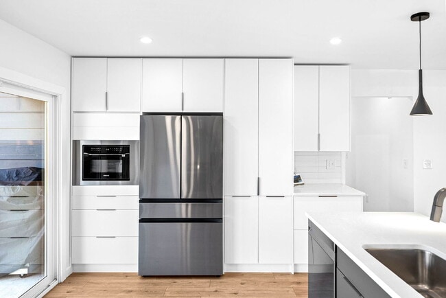 Building Photo - Gorgeous New Remodel with a Bright and Open Floorplan