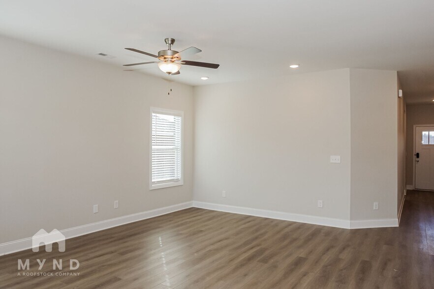 Building Photo - 221 Pine Is Ave