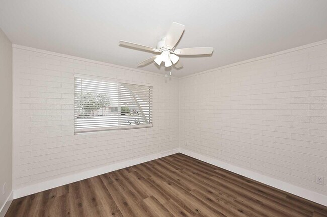 Building Photo - 10537 W La Jolla Dr