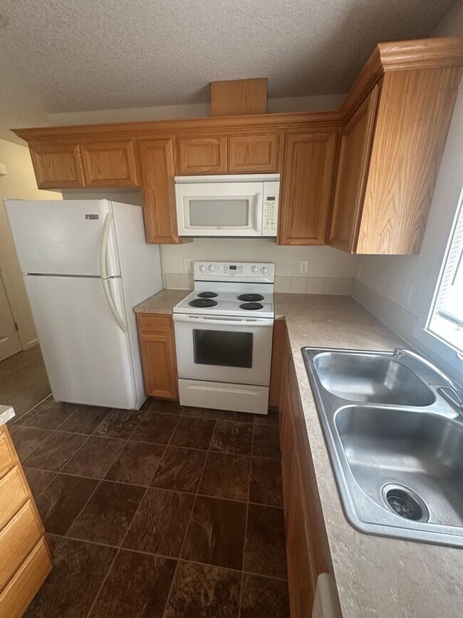 Building Photo - Three Bedroom Ranch in Orchards!