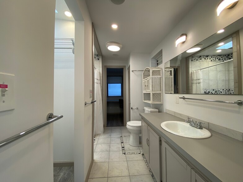 Master bathroom - 3716 Claudine St