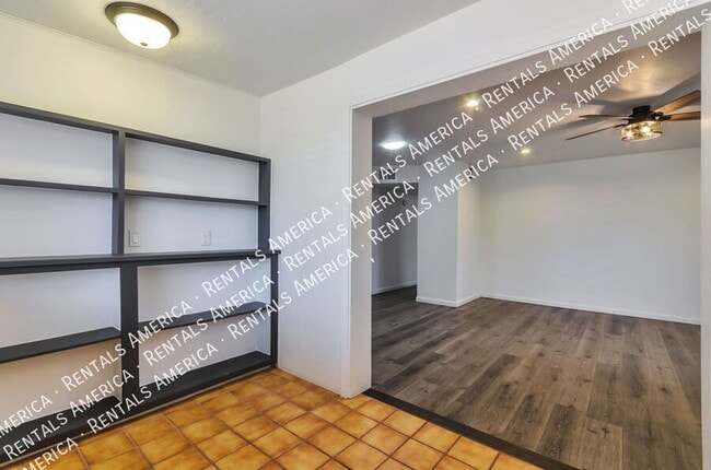 Building Photo - 2118 N Rita Ave