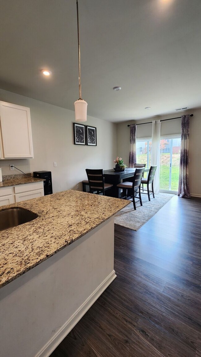 Building Photo - Spacious 4 Beds 3 Baths in Shelbyville