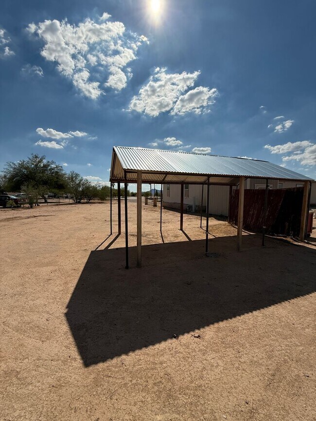 Building Photo - Charming 3-bedroom, 2-bathroom manufacture...