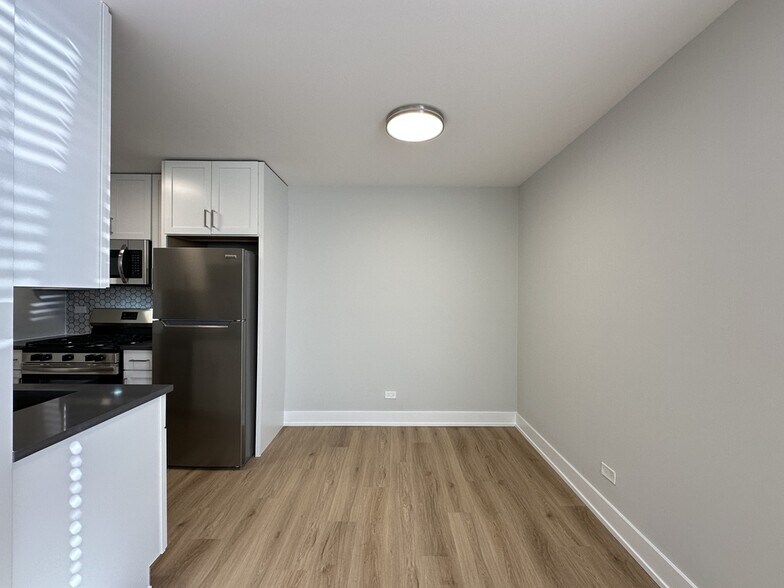 Building Photo - 535 W Aldine Ave