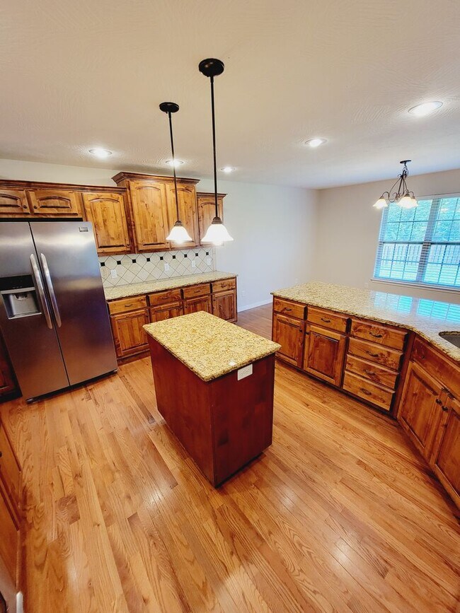 Building Photo - Prairie View Estates,  4 BR - 3 Car Garage...