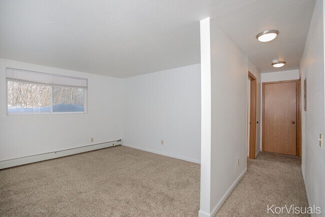 Building Photo - 1 BD, 1 BA Apartment Nestled Back on a Cul-de-Sac