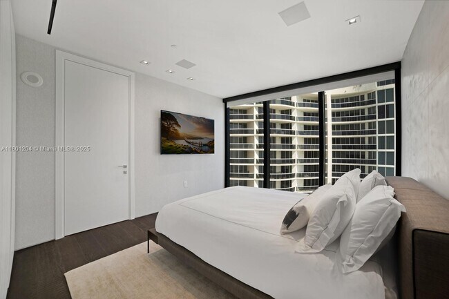 Building Photo - 17141 Collins Ave