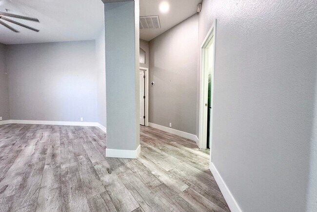 Building Photo - 3Bed/2.5 Ba House in Gated Community in No...