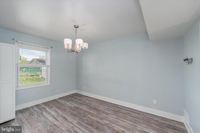 Building Photo - 1908 Champlain Dr
