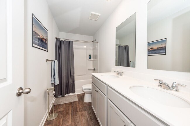 Building Photo - 3 Bedroom, 2.5 Bathroom Townhome in Caroli...