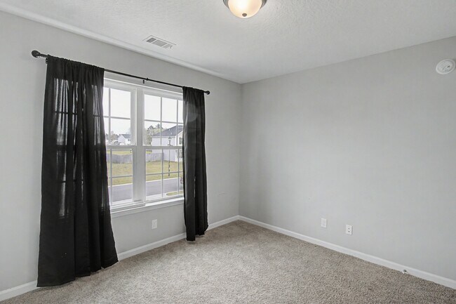 Building Photo - 18 Sunflower Cir NE