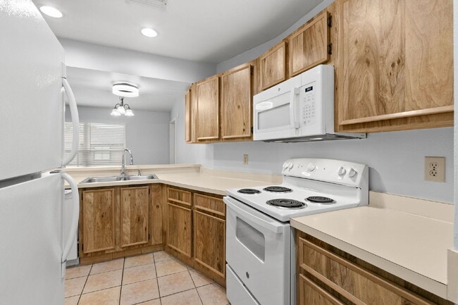 Building Photo - Condo For Rent in North Oaks!