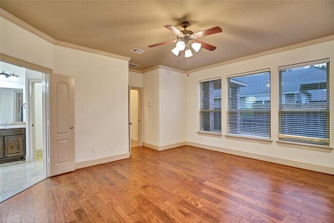 Building Photo - 10 Tallgrass Way