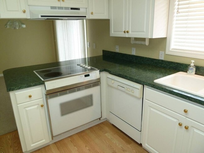Building Photo - 4bd/2.5ba huge 2436sqft, 2-car garage, ful...