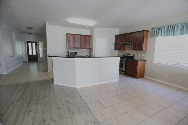 Building Photo - 5547 Linden Rose Ln