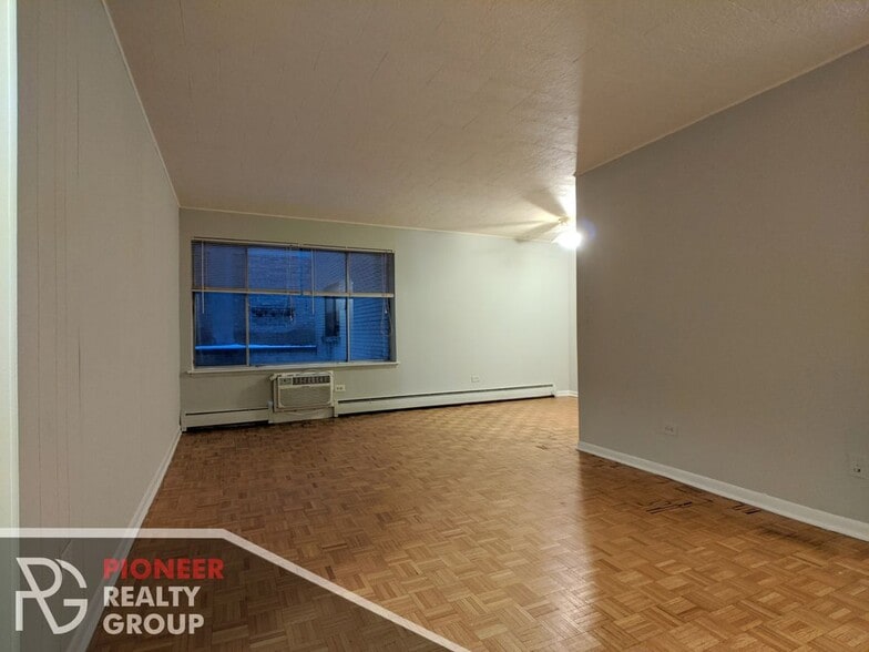 Building Photo - 510 W Briar Pl