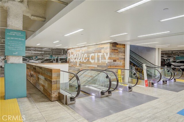 Building Photo - 16562 Regina Cir