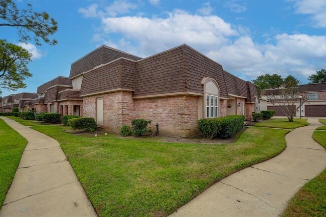 Building Photo - 2912 Camelot Ln