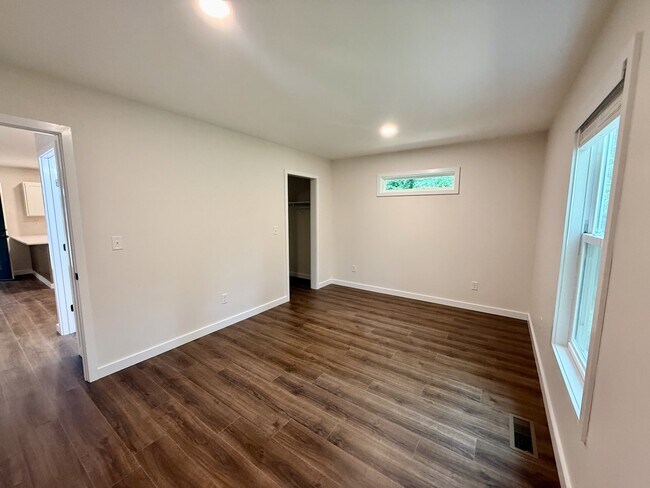 Building Photo - 137 Luke Martin Ln