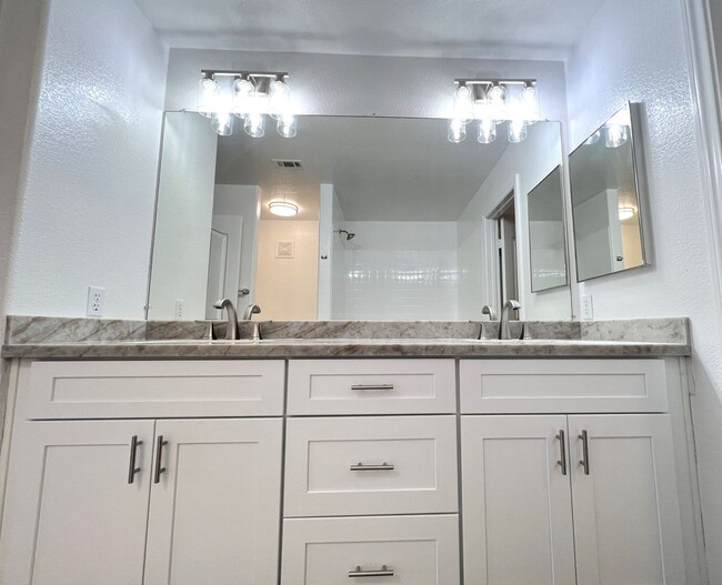 Building Photo - 3 bedroom, 2.5 bathroom home located in Henderson, NV!