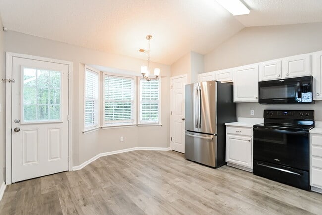 Building Photo - 3112 Queensdale Dr