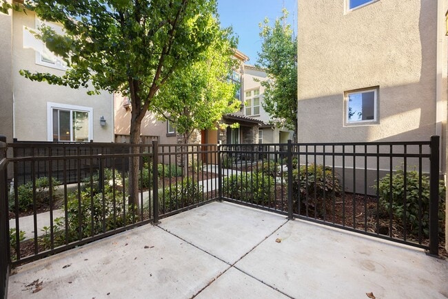 Building Photo - 5Bed/3Ba Home in Quiet Hayward Community w...
