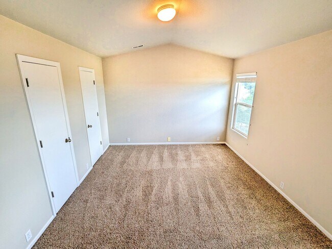 Building Photo - 2 Bedroom 2.5 Bath Townhome