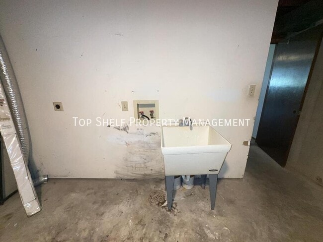 Building Photo - 9041 Carpenter Cir Dr