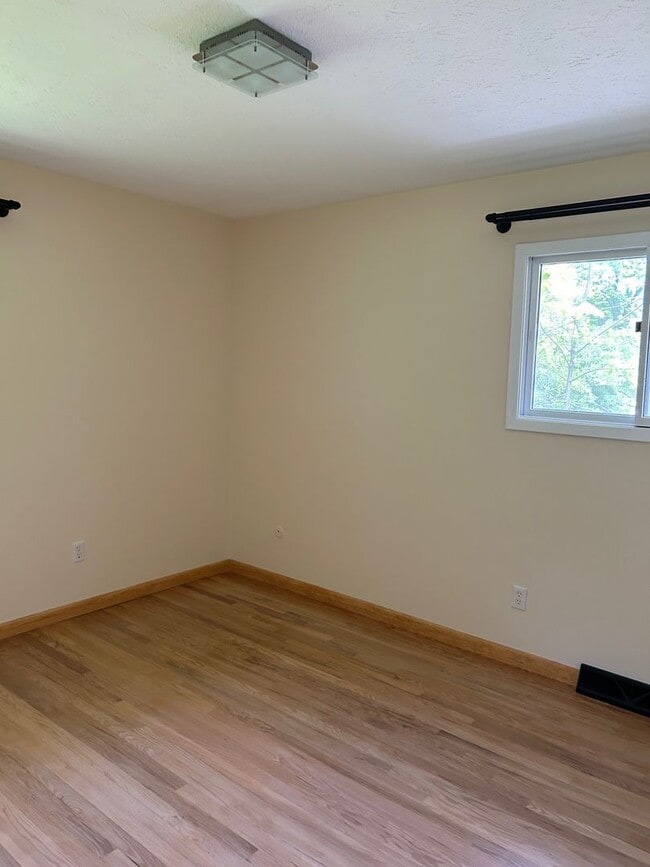 Building Photo - 3 Bedrooms One Floor Ranch House with 2 car attached garage in Lyndhurst