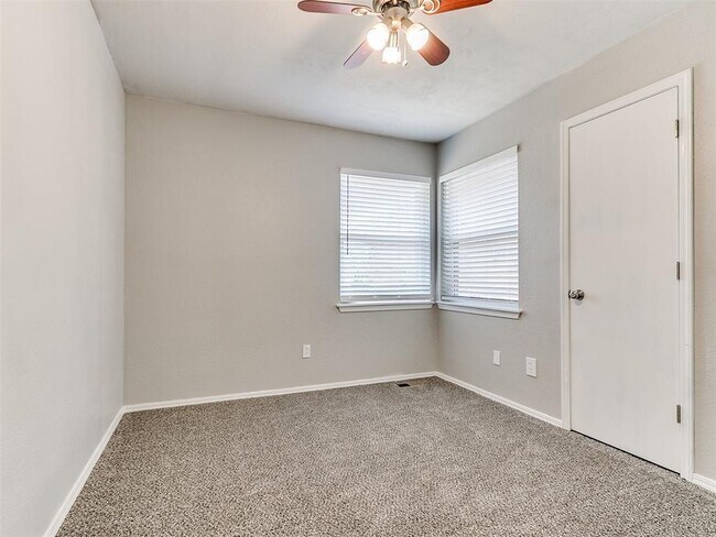 Building Photo - 117 Sonora