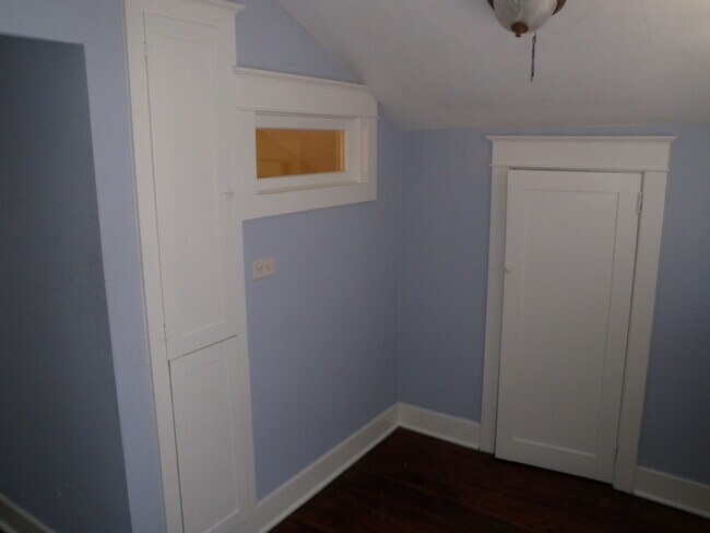 Building Photo - 5046 NE Mallory Ave