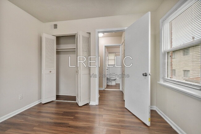Building Photo - 5112 Valiant Dr