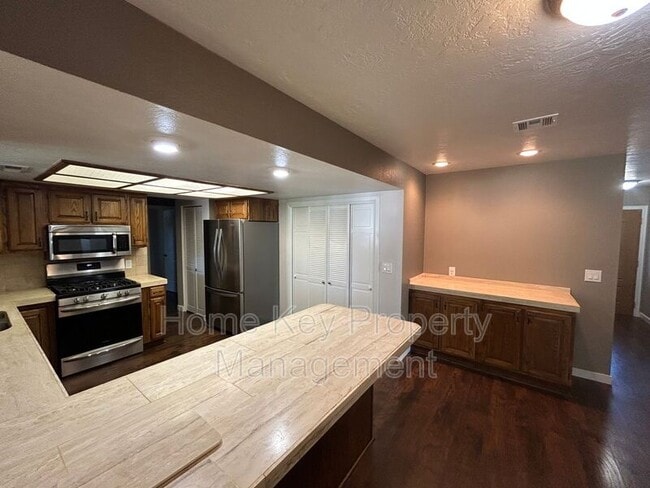 Building Photo - 3165 Crestview Dr