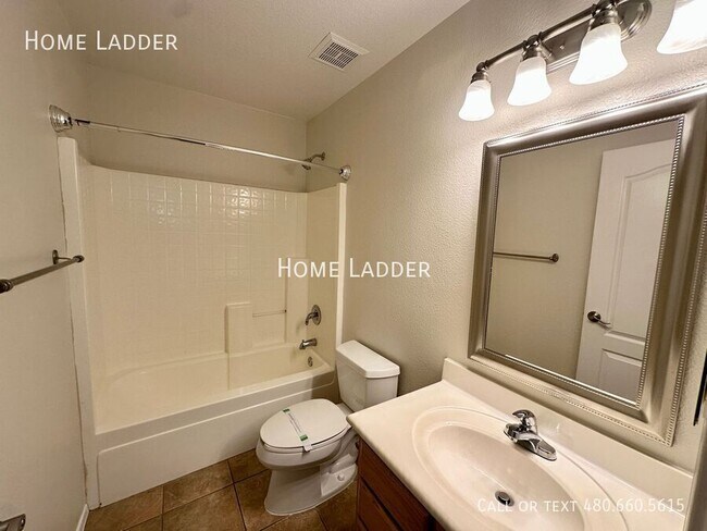 Building Photo - 1028 S Roca St