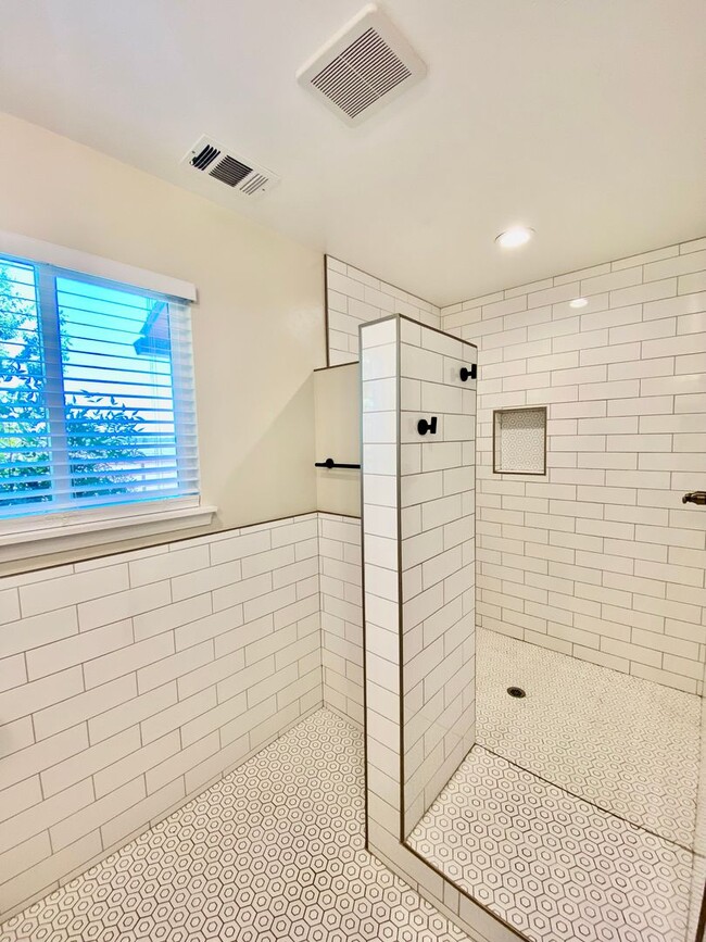 Building Photo - Magnificent Views – 2 Bed, 1 Bath Gem – A ...