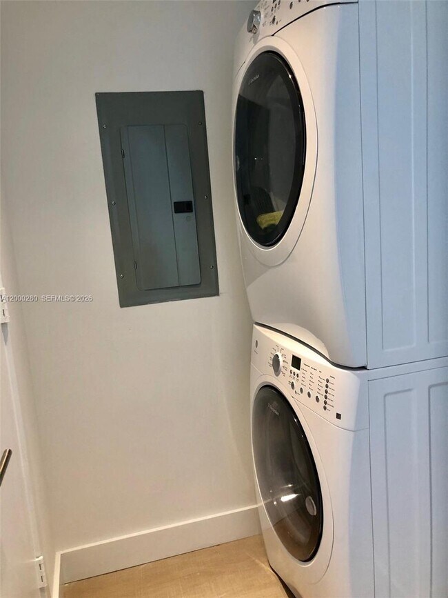 Building Photo - 2900 NE 7th Ave